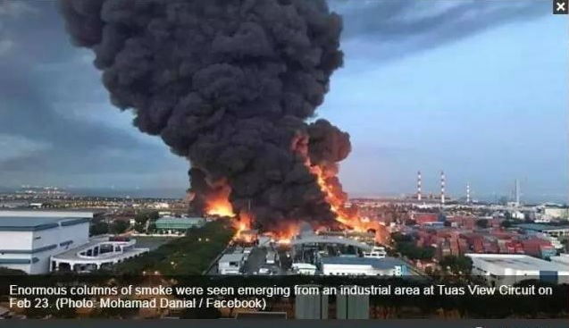 新加坡一集装箱堆场/油轮码头附近工厂发生大火
